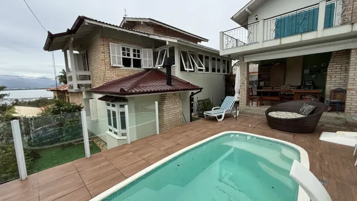 Casa a venda com 24189 metros quadrados com 4 quartos em Ponta de Baixo - São José - SC