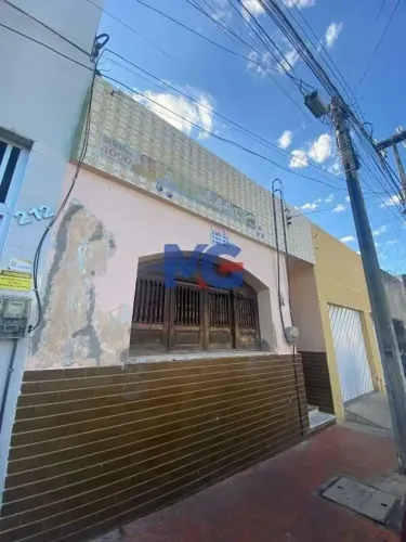 Casa à venda no Centro de Juazeiro do Norte - 3 quartos, quintal e despensa
