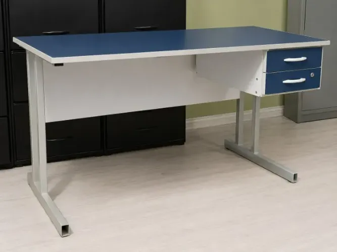 Mesa Escritório Azul com Gaveteiro e Chave, Ótimo Estado, Pix/Dinheiro