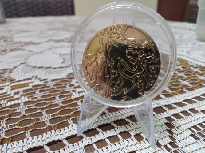 Moeda em tamanho Médio em metal dourada do Pokémon Charizard Vmax 