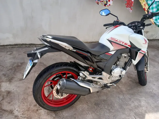 VENDE-SE CBX 250 TWISTER