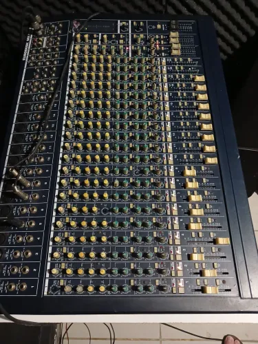 Mesa  Behringer Eurodesk MX 2442A 