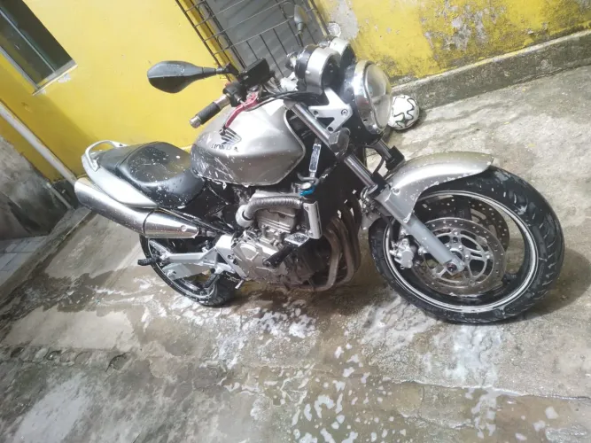 Vendo uma moto CB 600 muito nova 