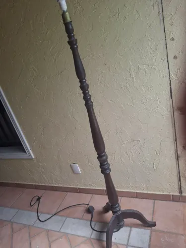 Candeeiro de pé torneado com base tripé Madeira Imbuia
