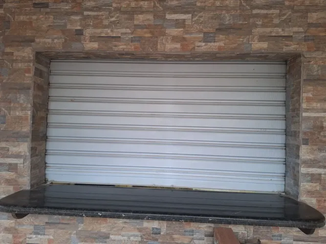 Janela galvanizada de enrolar largura: 1,74 , altura: 1 metro - R$400,00