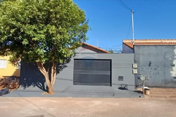 Casa À Venda, Com Dois Quartos, No Bairro Nadime Derze Jorge ll Em Ituiutaba-MG.