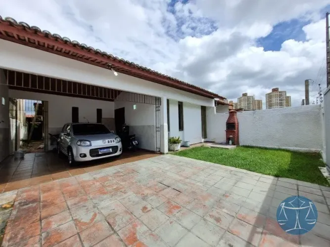 CASA NA AV AMINTAS BARROS
