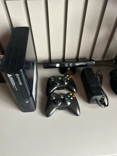 Xbox 360 Super Slim Desbloqueado + Kinect + 2 Controles Revisados - Tudo Funcionando 100%