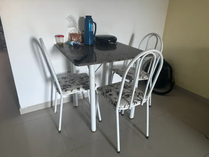 Mesa de cozinha com 4 cadeiras