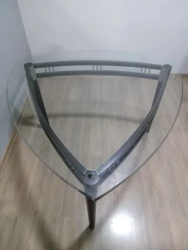 Mesa de jantar triangular para 6 lugares