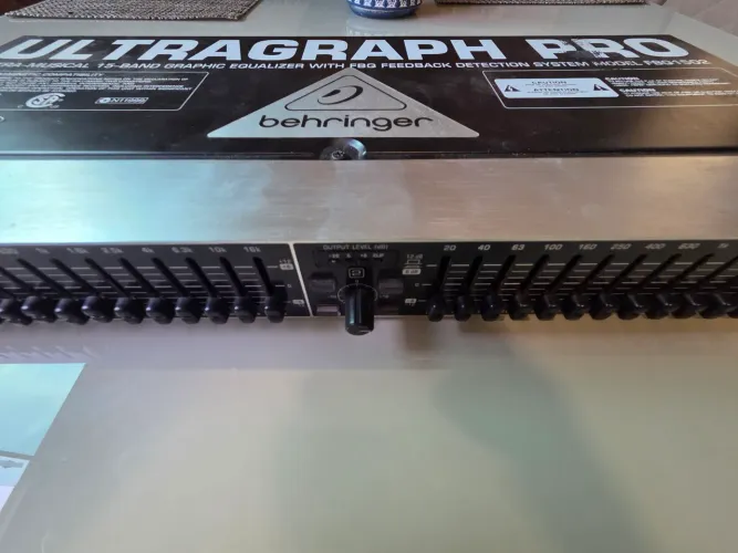 Equalizador BEHRINGER