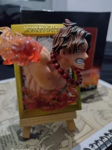 Figure Portugas D. Ace em um quadro com suporte + imã (acompanha a caixinha) 