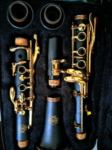 Clarinete com tecla dourada Moresky E111