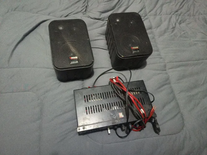 Amplificador + duas caixas de som