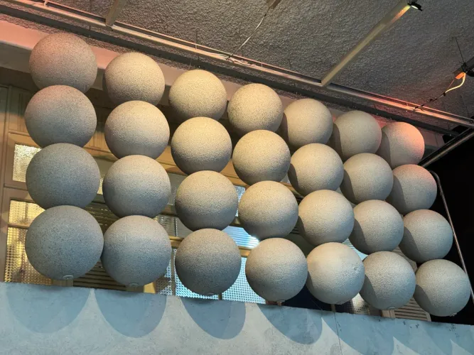 Doação de escultura de bolas para cenografia