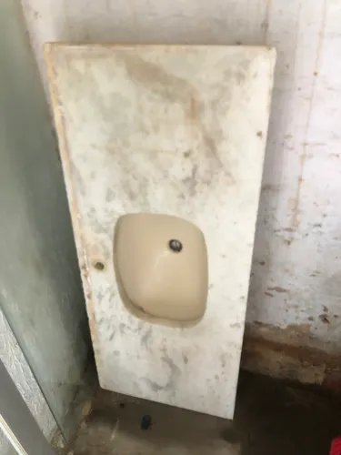 Cuba de balcão em mármore claro pra cozinha 57x1,35 centímetros