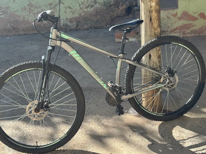 Vende - se bicicleta Houston Skyler Aro 29 com quadro em alumínio e freios a disco.