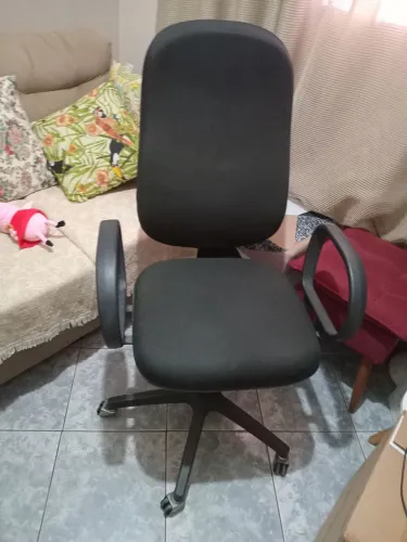 Cadeira de escritório na cor preta bem conservada