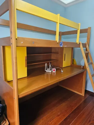 Cama elevada, escada, bancada escrivaninha, prateleiras e nichos com portas, cadeira