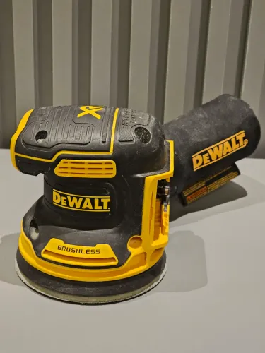 Lixadeira Dewalt DCW210