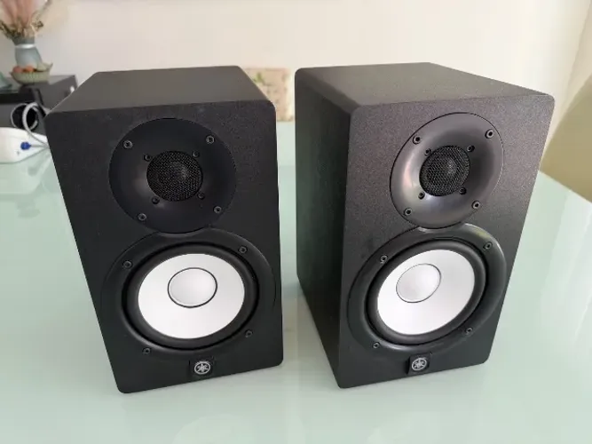 PAR DE MONITORES DE ÁUDIO YAMAHA HS5 (Excelente Estado)