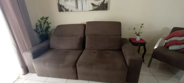 Sofá reclinável e retrátil, retirada no local. ***Valor negociável***