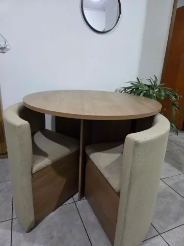 Mesa Kapesberg redonda 4 cadeiras estofadas 