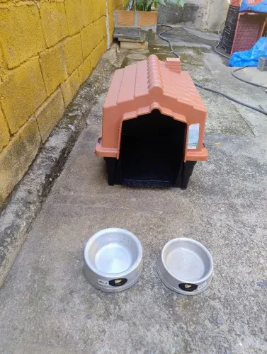 Casinha de cachorro número 3 e comedouro de alumínio pesado