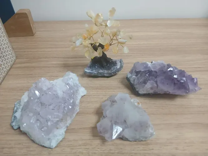 Kit com 4 peças perfeitas, bonsai pequena 3 geodos de ametista e quartzos ?