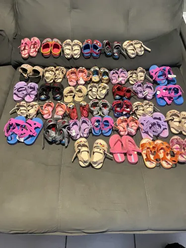Vendo lote com 37 sandálias infantil novas