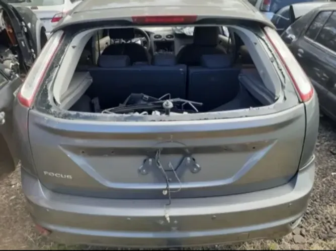 TAMPA TRASEIRA PORTA MALAS FORD FOCUS HATCH 2009 2010 2011 2012 PELADA