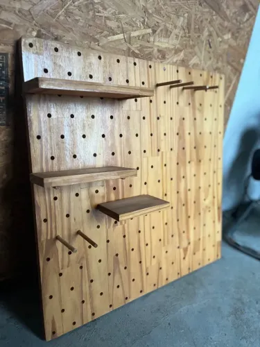 Painel pegboard | organizador de madeira envernizado