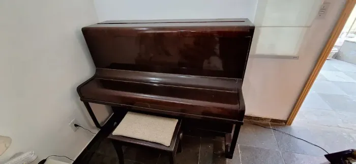 Piano Vertical M. Schwartzmann + Banqueta (88 Teclas)