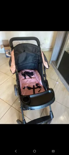 Carrinho de bebê em ótimo estado de conservação