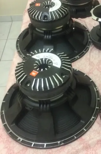 2 Alto falante tornado jbl 18 5000 4 ohms usei pouco 