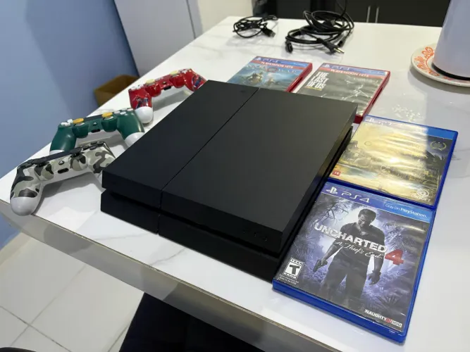 Ps4 fat 3 controles 4 jogos  muito conservado 
