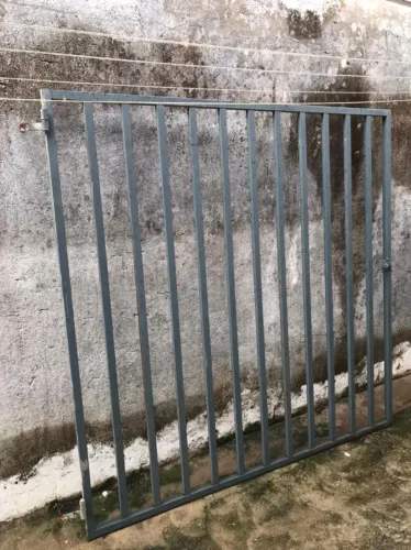 Portão de ferro em grade quadrado