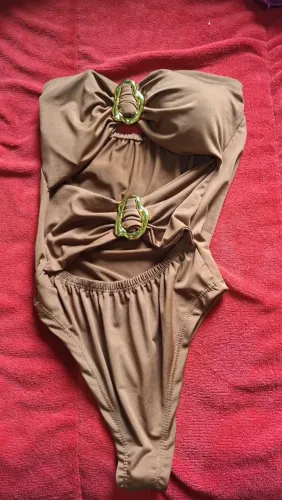 Body marrom com fivelas douradas