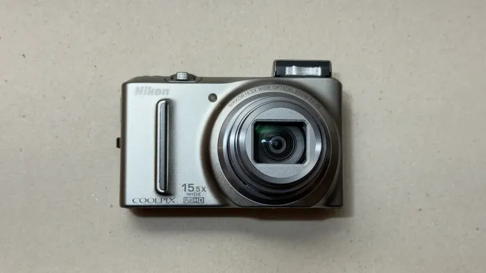 Nikon Coolpix S9050 -Câmera de qualidade superior e zoom de 15x (em excelente estado!)