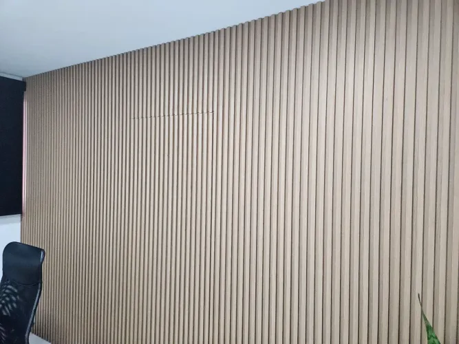 Painel Ripado Amadeirado divisória com Porta Invisível Embutida - Sob Medida