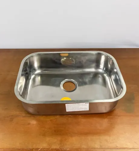 Esta é uma cuba de embutir retangular em aço inox da marca Franke, ideal para pias de cozi