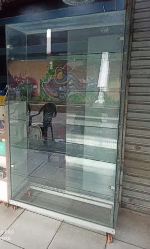 Vitrine grande disponível