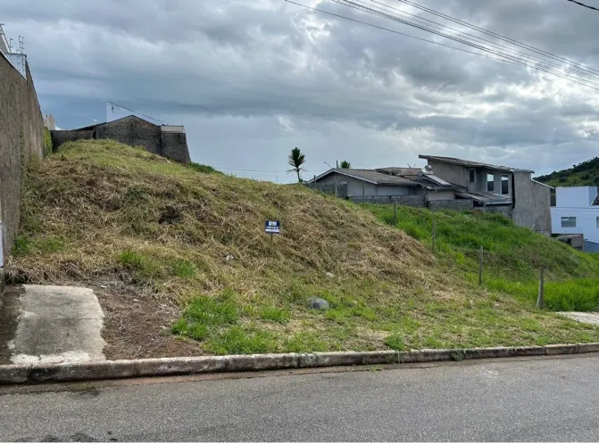 Terreno no Bairro Colinas de Santa Bárbara em Pouso Alegre