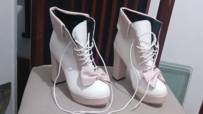 Bota plataforma rosa e branco 34