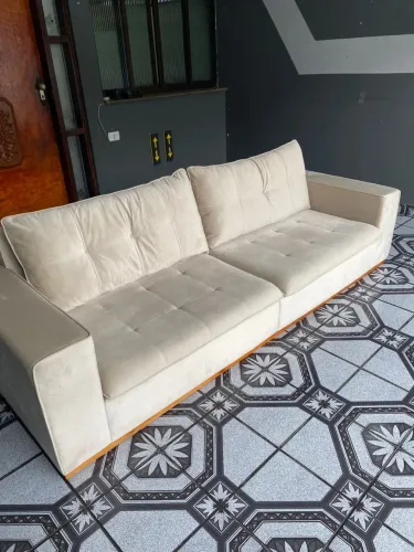 Sofá 3 lugares Suede Bege Muito Lindo