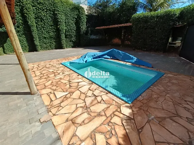 Casa com 3 quartos sendo suíte disponível para venda no bairro Tubalina em Uberlândia-MG