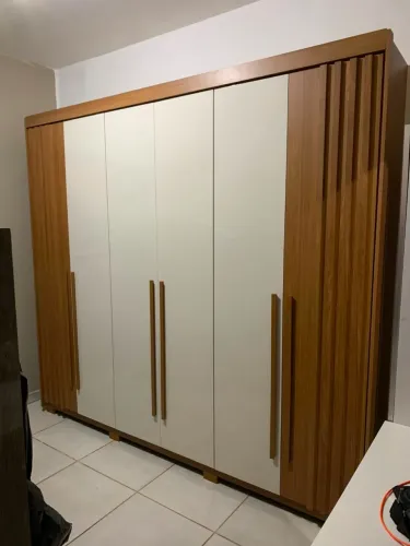 Guarda-roupa de casal Norton corrediça telescópica pezinho em ABS cabideiro em alumínio