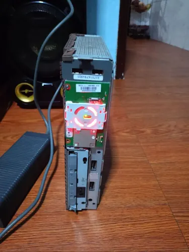 Xbox 360 sem a carcaça e com a luz vermelha