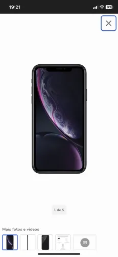iPhone XR com carregador