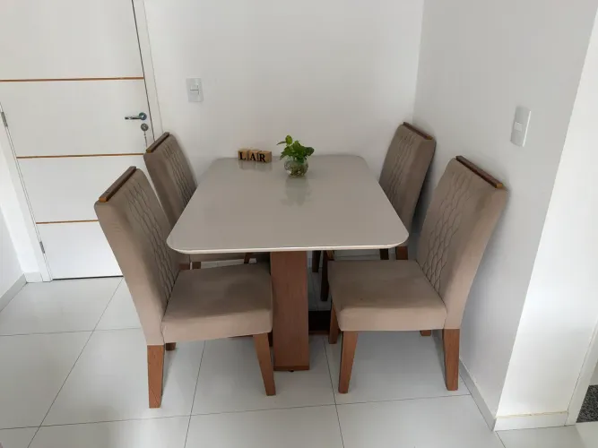 Mesa e 4 cadeiras
